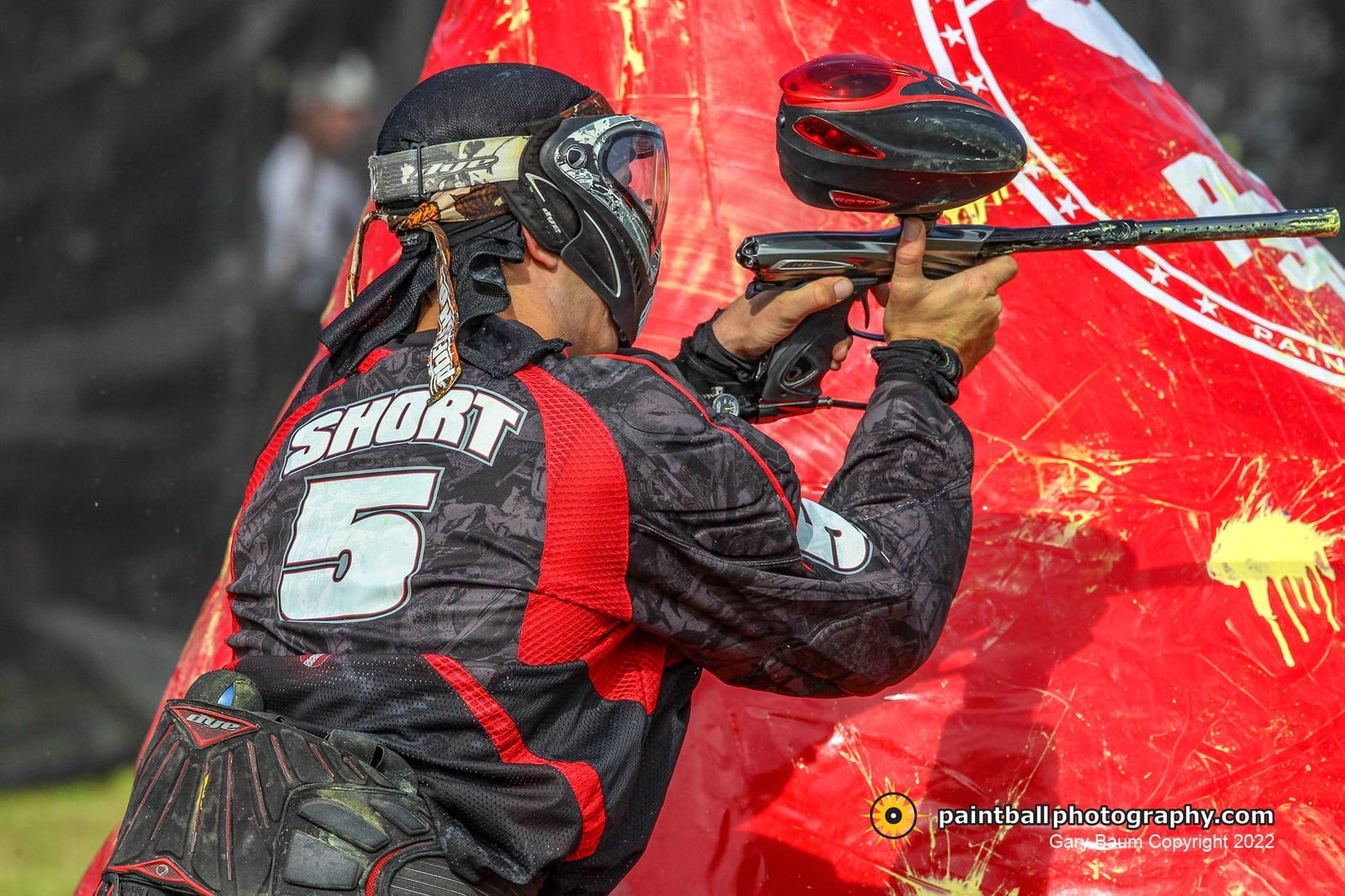 Paintball-Spieler auf Paintball-Feld