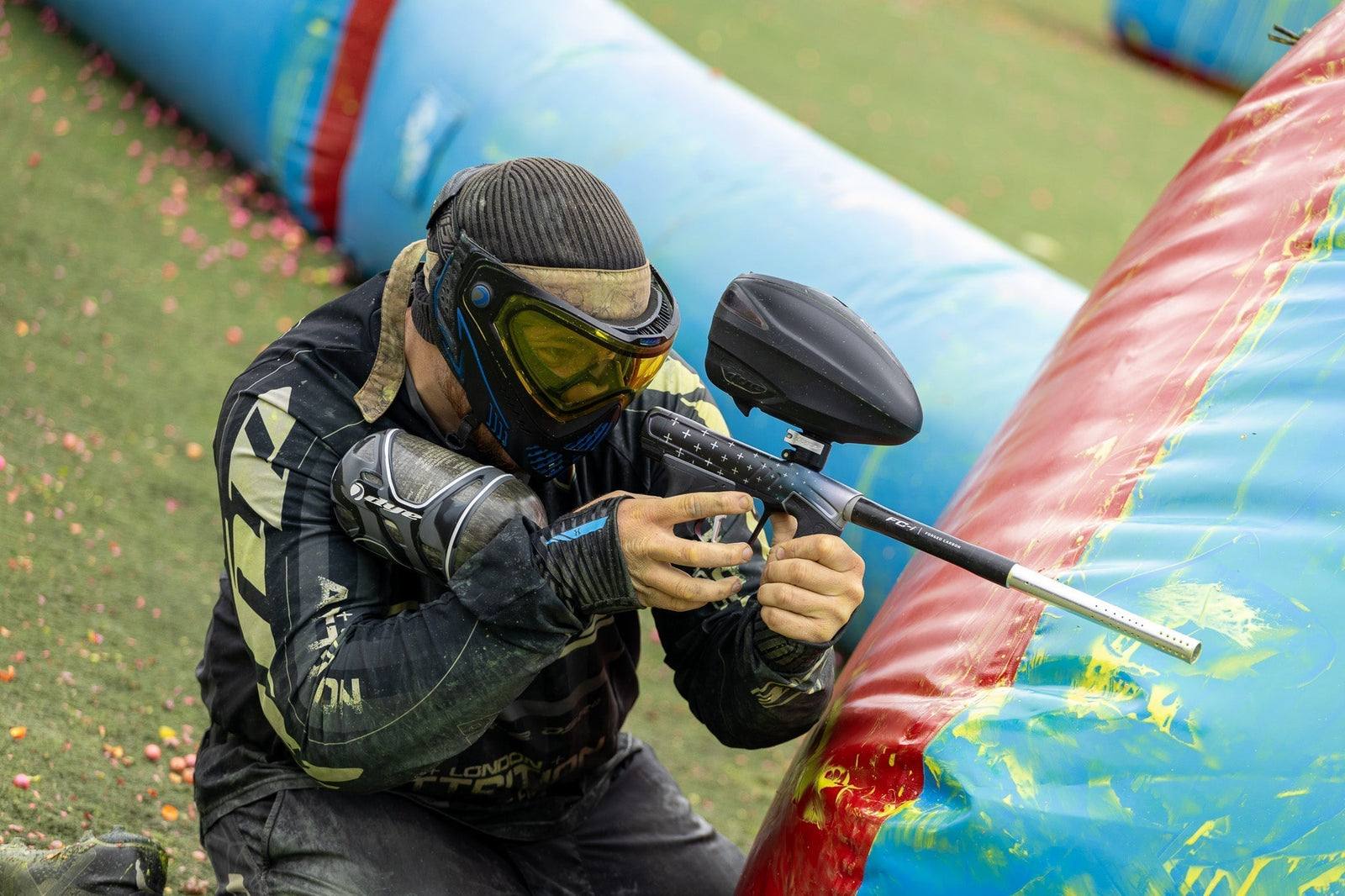 Paintball-Spieler auf Paintball-Feld
